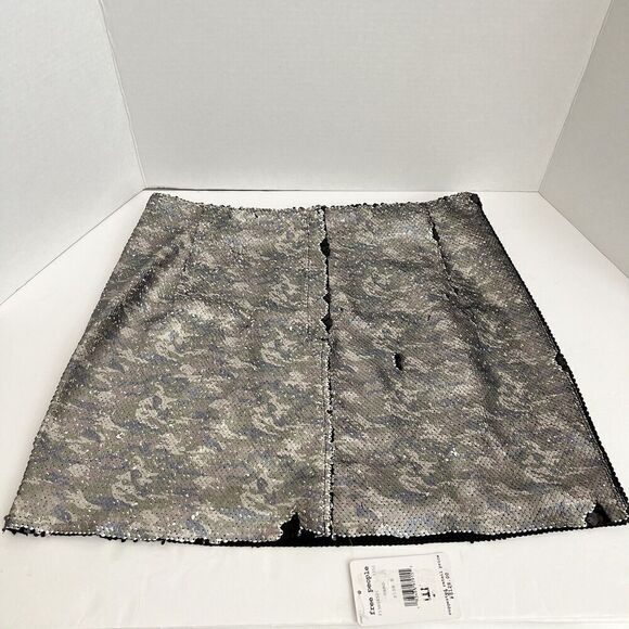 Free People Camo & Black Sequins Mini Skirt Stretch Hidden Zip Size S NWT - Picture 3 of 15
